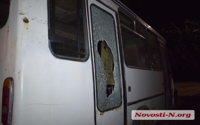 Житель Николаева на Террасной во дворе повредил два автомобиля и грузовик Фото № 2 Житель Николаева на Террасной во дворе повредил два автомобиля и грузовик Фото № 2