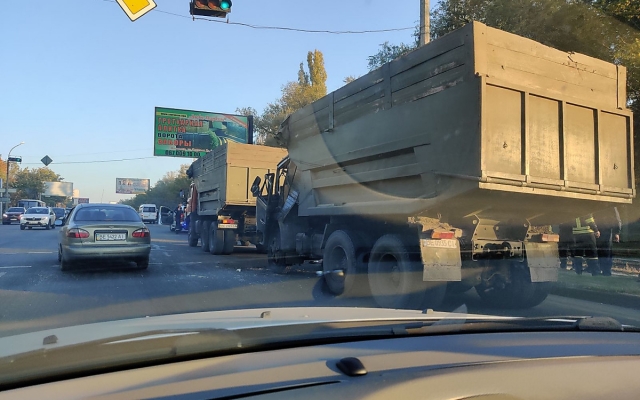 На Широкобальском мосту «КамАЗ» врезался в грузовик, пострадавшего водителя госпитализировали в больницу Фото № 2 На Широкобальском мосту «КамАЗ» врезался в грузовик, пострадавшего водителя госпитализировали в больницу Фото № 2