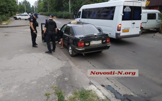 На Шоссейной автомобиль врезался в дерево Фото № 4 На Шоссейной автомобиль врезался в дерево Фото № 4