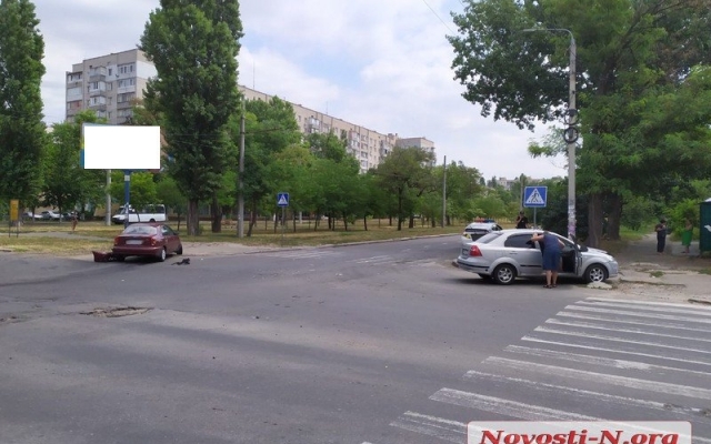 На Чкалова не смогли разминуться два автомобиля, обе машины разлетелись в разные стороны на пешеходные дорожки Фото № 3 На Чкалова не смогли разминуться два автомобиля, обе машины разлетелись в разные стороны на пешеходные дорожки Фото № 3