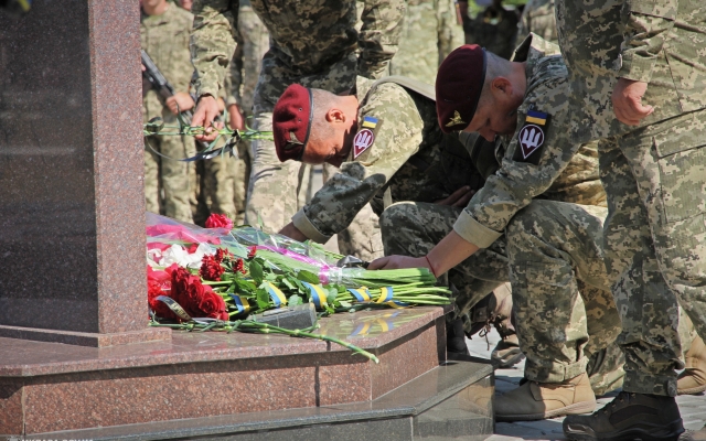 Жители Николаева почтили память павших десантников Фото № 34 Жители Николаева почтили память павших десантников Фото № 34