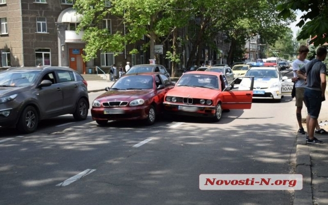 На Центральном проспекте произошла авария с участием трех машин Фото № 1 На Центральном проспекте произошла авария с участием трех машин Фото № 1