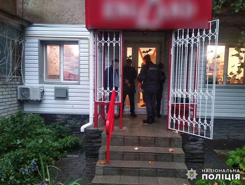Опасная находка: коктейль Молотова и записку обнаружил мужчина на пороге своего офиса Фото № 0 Опасная находка: коктейль Молотова и записку обнаружил мужчина на пороге своего офиса Фото № 0