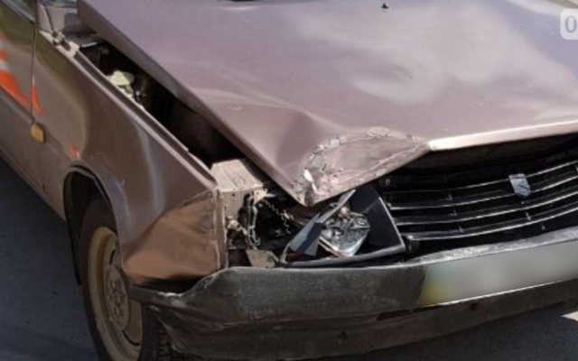 В Варваровке от удара иномарка съехала с дороги и врезалась в ограждение Фото № 1 В Варваровке от удара иномарка съехала с дороги и врезалась в ограждение Фото № 1