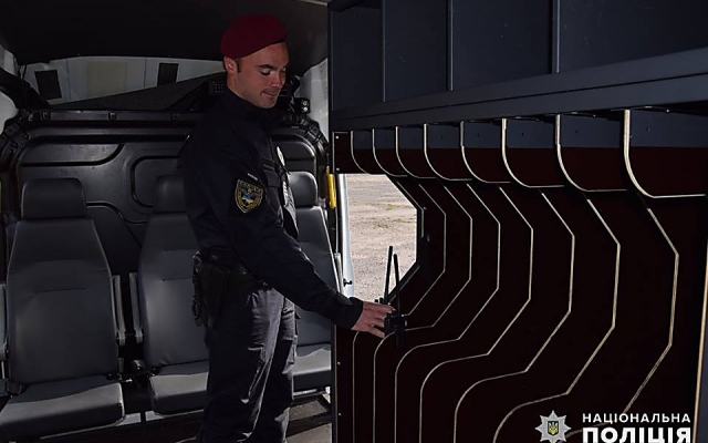 Правоохранителям передали новый микроавтобус, оснащенный решетками на окнах и системой наблюдения Фото № 1 Правоохранителям передали новый микроавтобус, оснащенный решетками на окнах и системой наблюдения Фото № 1
