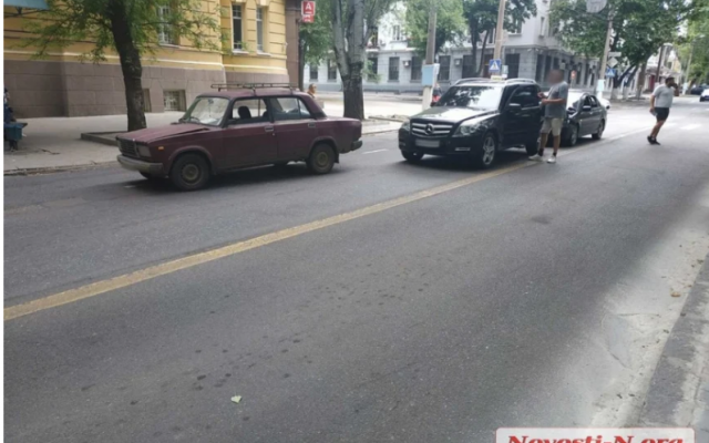 Дистанция важна - в Николаеве произошло тройное ДТП Фото № 0 Дистанция важна - в Николаеве произошло тройное ДТП Фото № 0