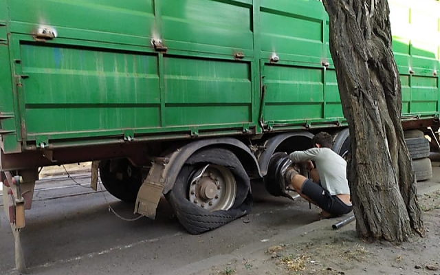 В переулке строителей фура зацепила столб и повредила несколько колес Фото № 1 В переулке строителей фура зацепила столб и повредила несколько колес Фото № 1
