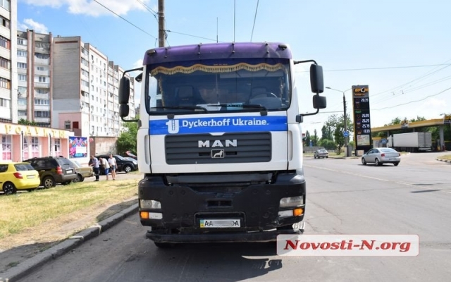 Бетономешалка врезалась в автомобиль и протащила его около 30 метров Фото № 1 Бетономешалка врезалась в автомобиль и протащила его около 30 метров Фото № 1