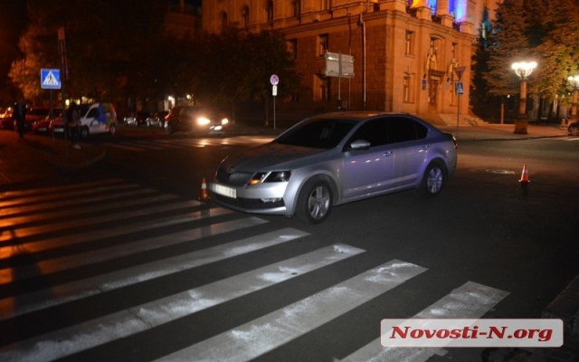 Автомобиль Škoda Octavia на пешеходном переходе чуть не наехал на губернатора и сопровождавших его лиц Фото № 2 Автомобиль Škoda Octavia на пешеходном переходе чуть не наехал на губернатора и сопровождавших его лиц Фото № 2