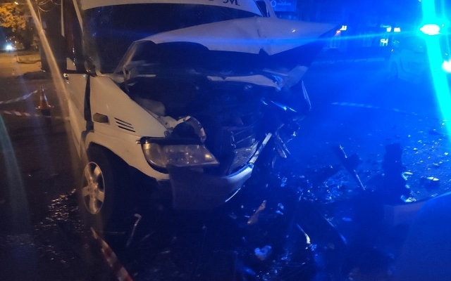 На Богоявленском проспекте столкнулись два автомобиля, пострадали два человека Фото № 5 На Богоявленском проспекте столкнулись два автомобиля, пострадали два человека Фото № 5