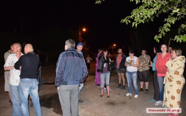 Улица Лескова утопает в отходах канализации, образовались зловонные «озера» Фото № 2 Улица Лескова утопает в отходах канализации, образовались зловонные «озера» Фото № 2