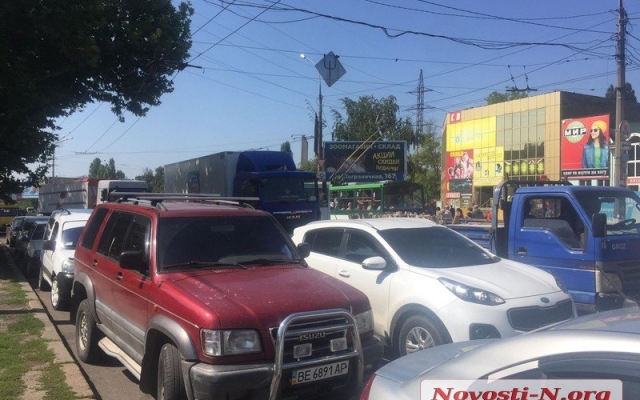 Из-за столкновения двух автомобилей в районе автовокзала образовалась пробка Фото № 1 Из-за столкновения двух автомобилей в районе автовокзала образовалась пробка Фото № 1