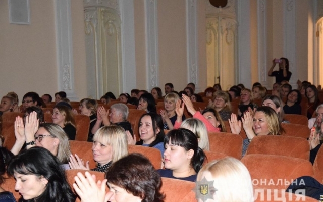В Николаеве сотрудники полиции отметили День влюбленных с ансамблем «Южный патруль» Фото № 1 В Николаеве сотрудники полиции отметили День влюбленных с ансамблем «Южный патруль» Фото № 1