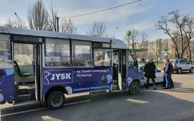 В Николаеве маршрутка врезалась в «БМВ» Фото № 1 В Николаеве маршрутка врезалась в «БМВ» Фото № 1