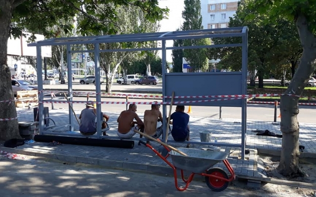 На остановке в Николаеве лавочку для сидения приделали вверх ногами Фото № 1 На остановке в Николаеве лавочку для сидения приделали вверх ногами Фото № 1