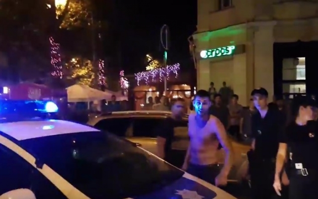 Мажоры на Mercedes в центре Николаева напали на таксиста и прохожих – полиция отреагировала не сразу Фото № 0 Мажоры на Mercedes в центре Николаева напали на таксиста и прохожих – полиция отреагировала не сразу Фото № 0