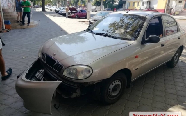 На Пушкинской автомобиль вылетел на тротуар и врезался в фасад магазина Фото № 1 На Пушкинской автомобиль вылетел на тротуар и врезался в фасад магазина Фото № 1