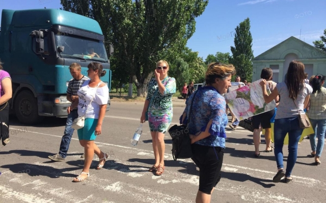 Граждане против закрытия Ульяновской общеобразовательной школы, в знак протеста они перекрыли трассу Фото № 4 Граждане против закрытия Ульяновской общеобразовательной школы, в знак протеста они перекрыли трассу Фото № 4
