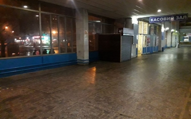 В Николаеве активисты националистической организации заставили бездомных убрать мусор на железнодорожном вокзале Фото № 6 В Николаеве активисты националистической организации заставили бездомных убрать мусор на железнодорожном вокзале Фото № 6