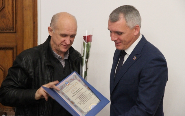 Мэр Николаева Александр Сенкевич вручил награды по случаю Дня автомобилиста и дорожника Фото № 39 Мэр Николаева Александр Сенкевич вручил награды по случаю Дня автомобилиста и дорожника Фото № 39