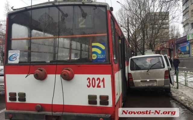 В центре Николаева авария: столкнулись микроавтобус и троллейбус. Образовалась пробка Фото № 3 В центре Николаева авария: столкнулись микроавтобус и троллейбус. Образовалась пробка Фото № 3