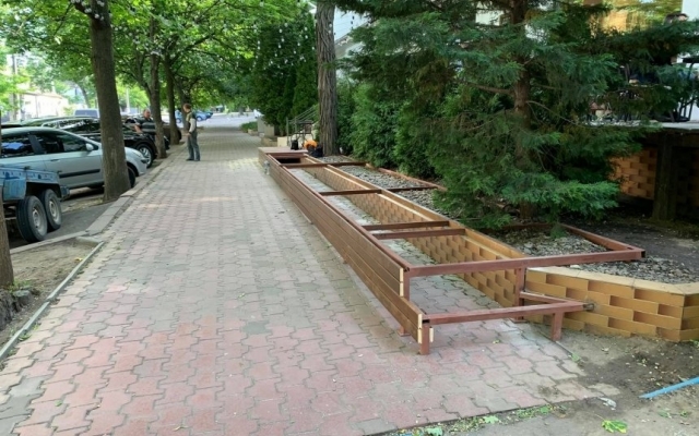 У ресторана депутата устанавливают «летник», частично занимая тротуар Фото № 2 У ресторана депутата устанавливают «летник», частично занимая тротуар Фото № 2