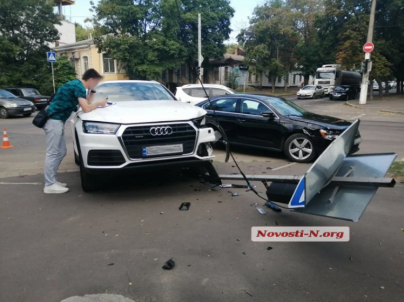 В Николаеве в результате ДТП пострадал светофор Фото № 1 В Николаеве в результате ДТП пострадал светофор Фото № 1