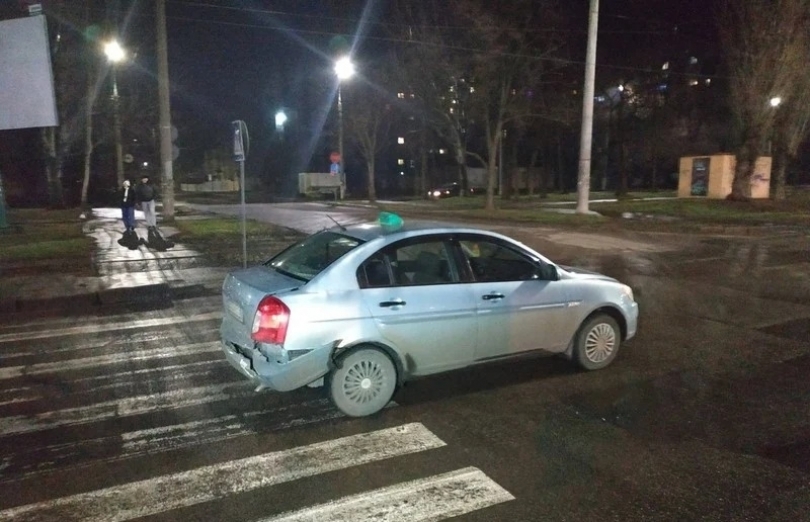 В центре Николаева Ford Mondeo догнал Hyundai Accent Фото № 0 В центре Николаева Ford Mondeo догнал Hyundai Accent Фото № 0