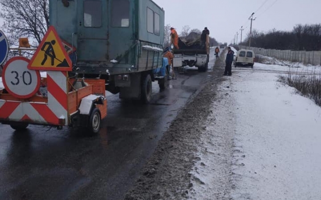 На автотрассах Н-24 и Н-11 приступили к неотложным работам по ликвидации аварийной ямочности Фото № 18 На автотрассах Н-24 и Н-11 приступили к неотложным работам по ликвидации аварийной ямочности Фото № 18