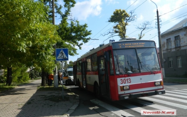 В центре города троллейбус сбил пенсионерку с ребенком Фото № 3 В центре города троллейбус сбил пенсионерку с ребенком Фото № 3