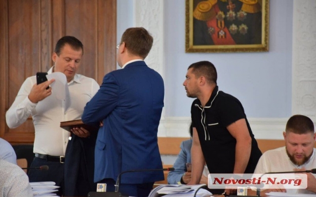 Мэр Николаева Александр Сенкевич поругался с экс-однопартийцем из-за кредита на троллейбусы Фото № 2 Мэр Николаева Александр Сенкевич поругался с экс-однопартийцем из-за кредита на троллейбусы Фото № 2