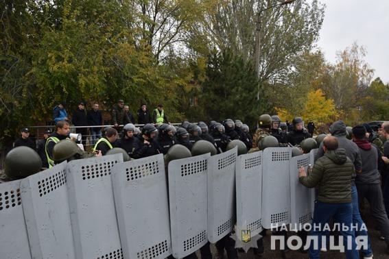 Николаевские полицейские и бойцы Нацгвардии провели учения на случай массовых беспорядков возле Николаевского горсовета Фото № 1 Николаевские полицейские и бойцы Нацгвардии провели учения на случай массовых беспорядков возле Николаевского горсовета Фото № 1