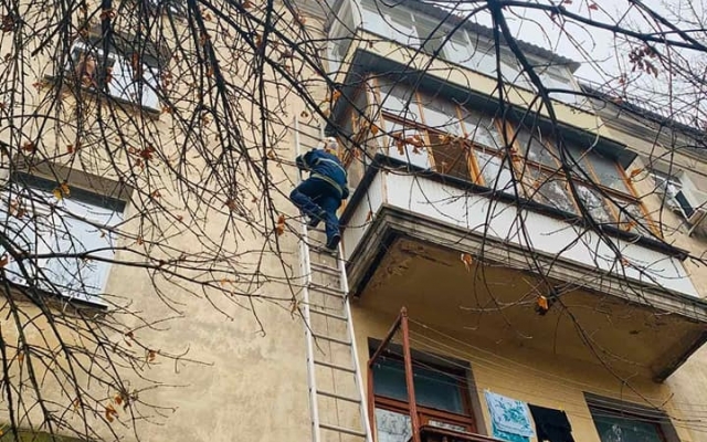 В Николаеве двухлетний мальчик случайно закрыл на балконе своего отца, который вышел поговорить по телефону Фото № 1 В Николаеве двухлетний мальчик случайно закрыл на балконе своего отца, который вышел поговорить по телефону Фото № 1