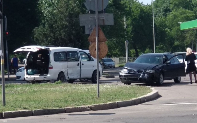 Пострадали трое детей – в Николаеве случилось ДТП с участием микроавтобуса и легковушки (видео) Фото № 0 Пострадали трое детей – в Николаеве случилось ДТП с участием микроавтобуса и легковушки (видео) Фото № 0