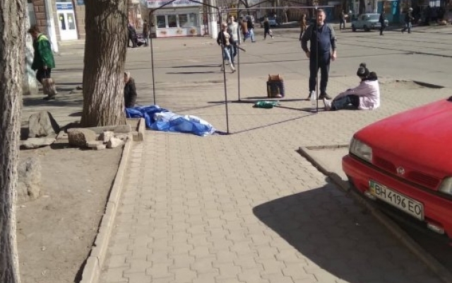 Неизвестные в масках напали на палатки кандидата в Президенты Украины и сломали ногу одному из агитаторов Фото № 1 Неизвестные в масках напали на палатки кандидата в Президенты Украины и сломали ногу одному из агитаторов Фото № 1