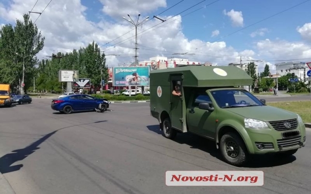 На Центральном проспекте иномарка протаранила военный автомобиль Фото № 2 На Центральном проспекте иномарка протаранила военный автомобиль Фото № 2