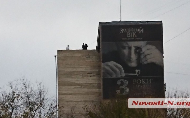 На крыше многоэтажки под звуки саксофона танцевала влюбленная пара Фото № 0 На крыше многоэтажки под звуки саксофона танцевала влюбленная пара Фото № 0