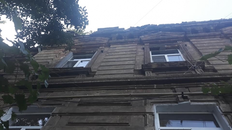 В многоквартирном доме в Николаеве отсутствует вода, нет око, камни падают на голову Фото № 0 В многоквартирном доме в Николаеве отсутствует вода, нет око, камни падают на голову Фото № 0