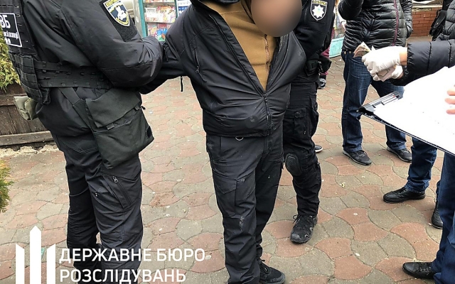 Правоохранителя обвиняют в краже коллекции ножей и взятке Фото № 0 Правоохранителя обвиняют в краже коллекции ножей и взятке Фото № 0