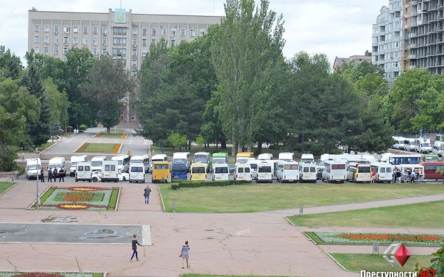 Под мэрией Николаева бастовали «маршрутчики»: требовали повысить цену за проезд до 5-8 гривен Фото № 0 Под мэрией Николаева бастовали «маршрутчики»: требовали повысить цену за проезд до 5-8 гривен Фото № 0