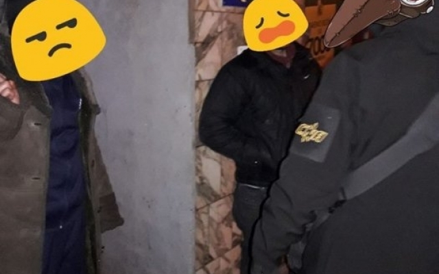 В Николаеве активисты националистической организации заставили бездомных убрать мусор на железнодорожном вокзале Фото № 2 В Николаеве активисты националистической организации заставили бездомных убрать мусор на железнодорожном вокзале Фото № 2