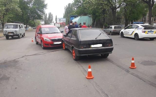В Николаеве на Херсонском шоссе не смогли поделить перекресток два автомобиля Фото № 5 В Николаеве на Херсонском шоссе не смогли поделить перекресток два автомобиля Фото № 5