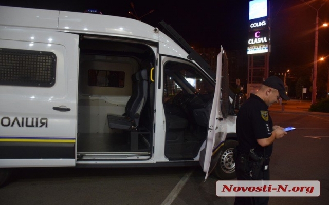 В Николаев на одной из стоянок из иномарки с немецкими номерами украли сумку с большой суммой денег Фото № 2 В Николаев на одной из стоянок из иномарки с немецкими номерами украли сумку с большой суммой денег Фото № 2