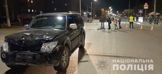 Полиция задержала девушку, которая управляя Mitsubishi Pajero, сбила и переехала пешехода на Озерной Фото № 0 Полиция задержала девушку, которая управляя Mitsubishi Pajero, сбила и переехала пешехода на Озерной Фото № 0