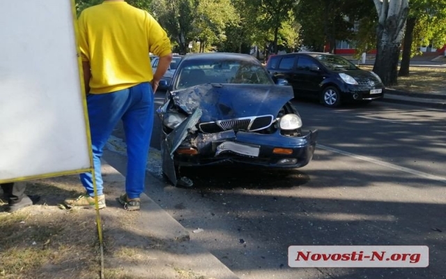 На Центральном проспекте автомобиль врезался в припаркованную иномарку Фото № 1 На Центральном проспекте автомобиль врезался в припаркованную иномарку Фото № 1