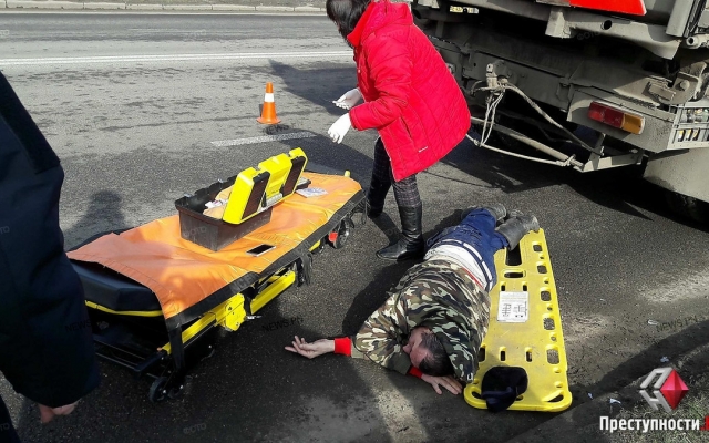На Богоявленском проспекте произошла авария: служебный «ГАЗ-53» переехал сборщика мусора (фото 18+) Фото № 0 На Богоявленском проспекте произошла авария: служебный «ГАЗ-53» переехал сборщика мусора (фото 18+) Фото № 0