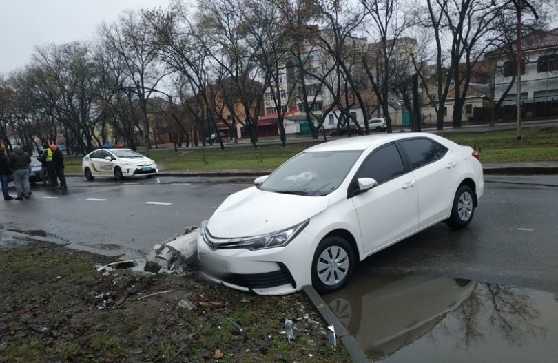 В Николаеве Toyota врезалась в электроопору — упавший столб перегородил дорогу Фото № 3 В Николаеве Toyota врезалась в электроопору — упавший столб перегородил дорогу Фото № 3