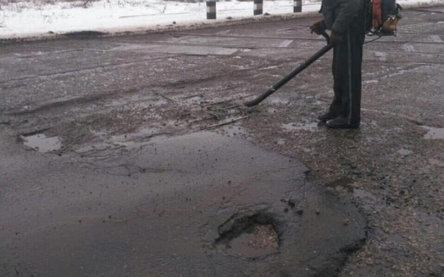 На автотрассах Н-24 и Н-11 приступили к неотложным работам по ликвидации аварийной ямочности Фото № 4 На автотрассах Н-24 и Н-11 приступили к неотложным работам по ликвидации аварийной ямочности Фото № 4