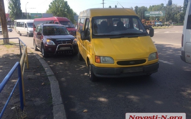 Из-за столкновения двух автомобилей в районе автовокзала образовалась пробка Фото № 9 Из-за столкновения двух автомобилей в районе автовокзала образовалась пробка Фото № 9