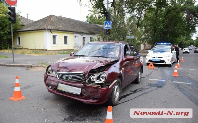 На Никольской не разминулись два автомобиля Фото № 3 На Никольской не разминулись два автомобиля Фото № 3